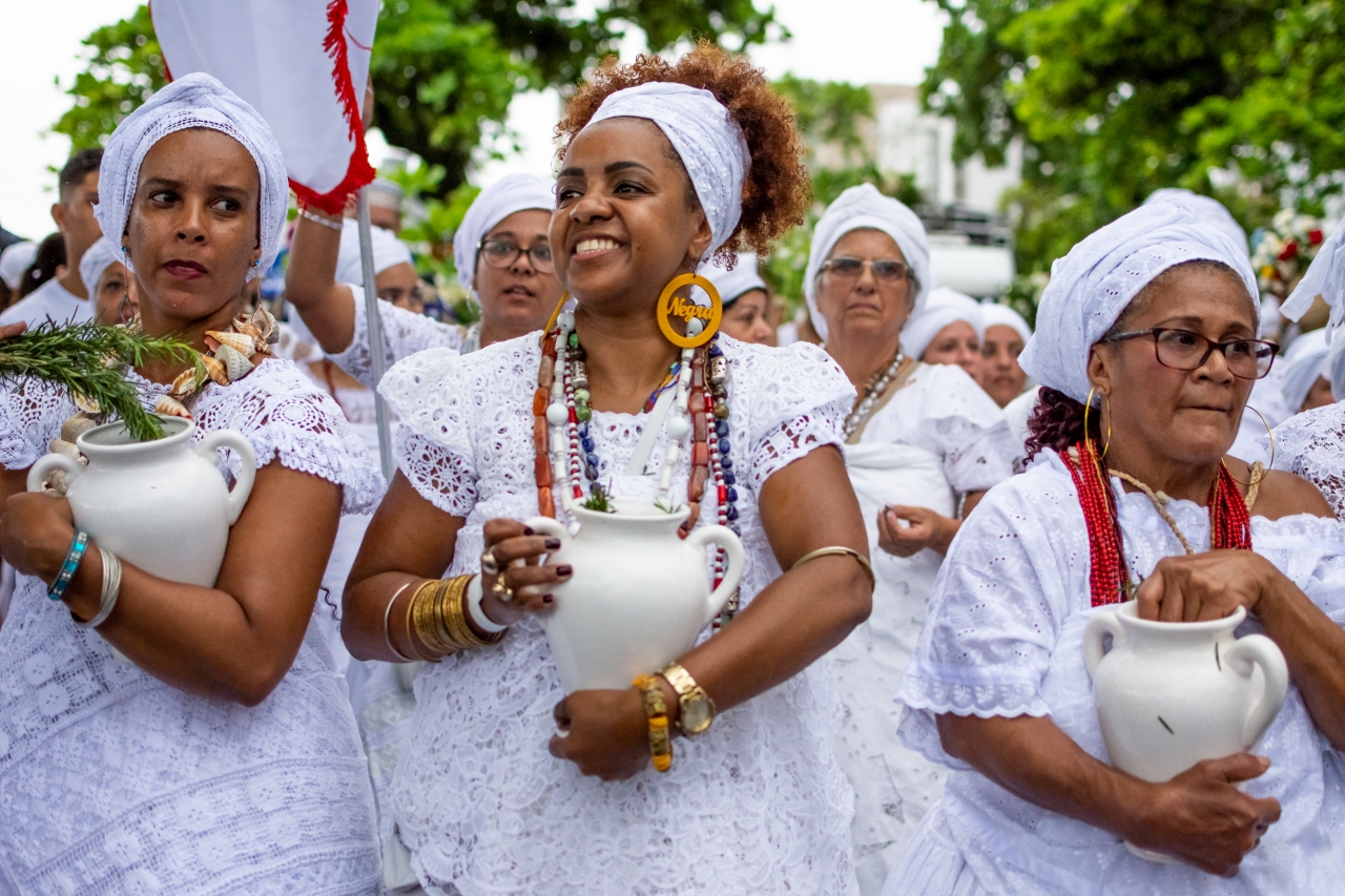 Procession for Iemanjá with followers of religions of African origin